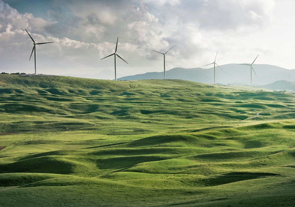 Windräder in grüner Landschaft