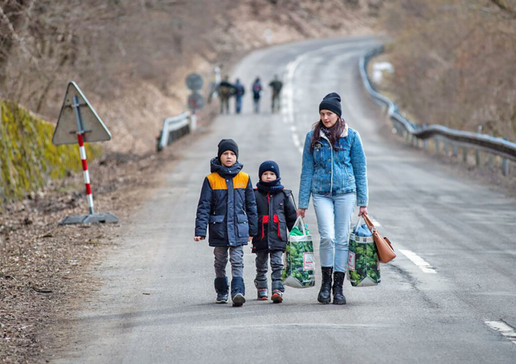 Geflüchtete Frau mit zwei Kindern aus der Ukraine