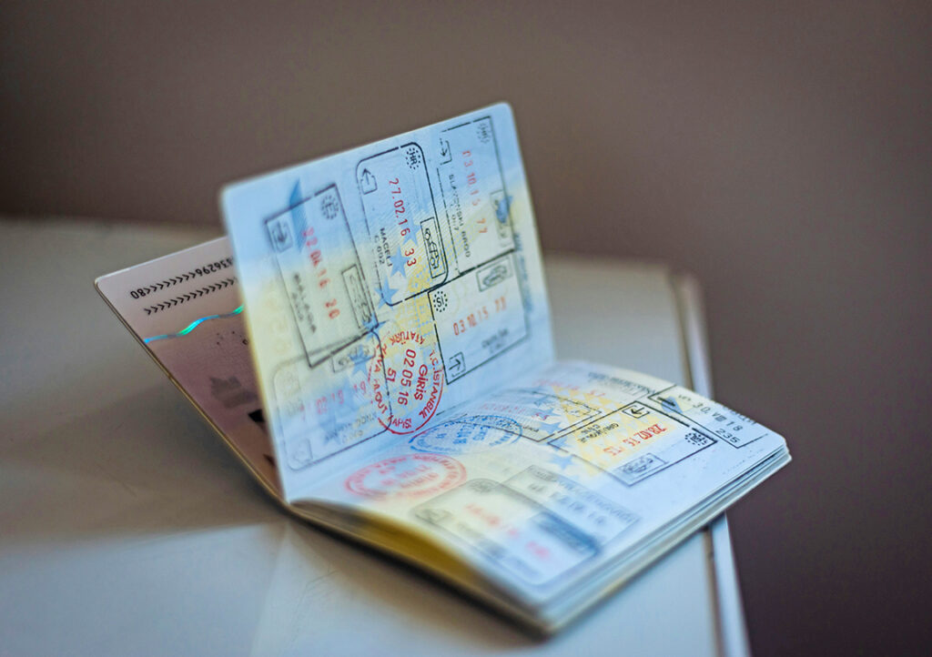 aufgeschlagener Reisepaß mit Visastempeln