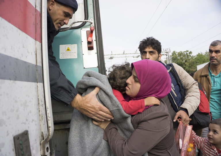 Geflüchtete aus Syrien steigen in Bus